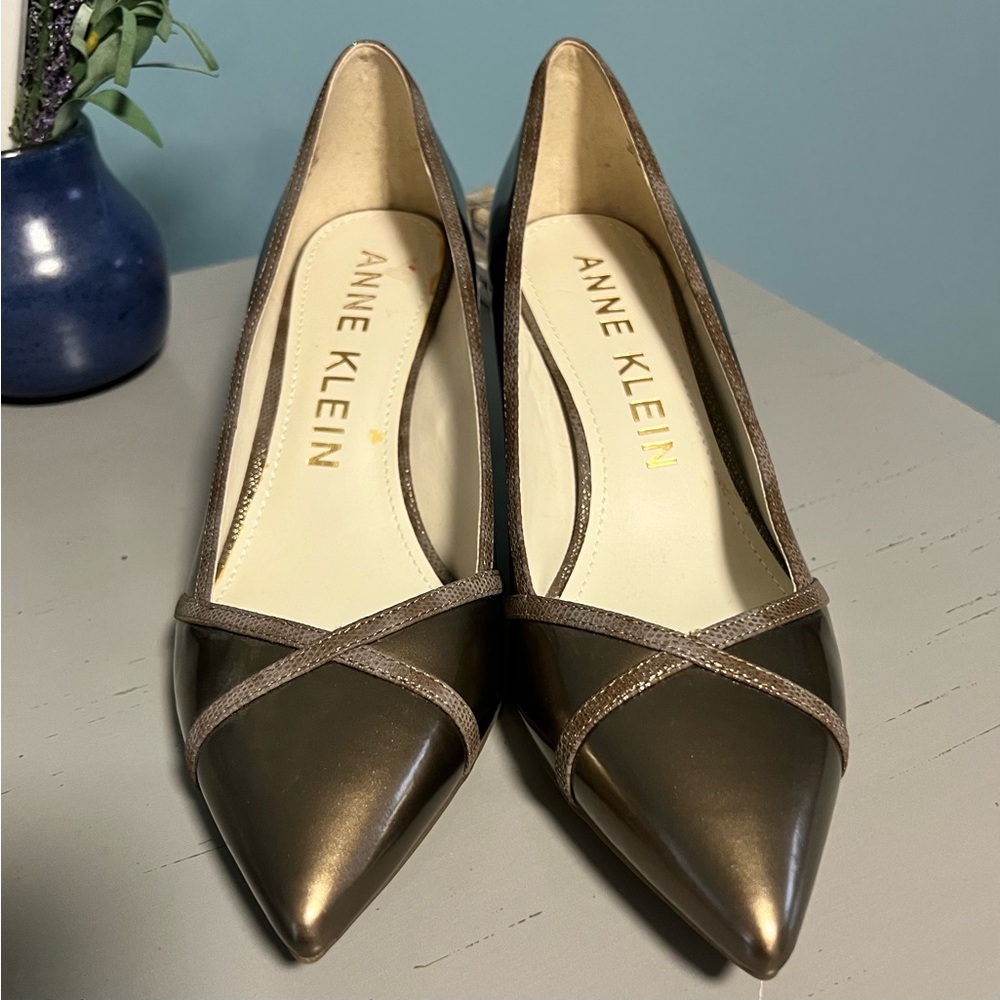Anne Klein Size 8.5M Flicka Bronze Pumps. New / never worn but no tags, box.
